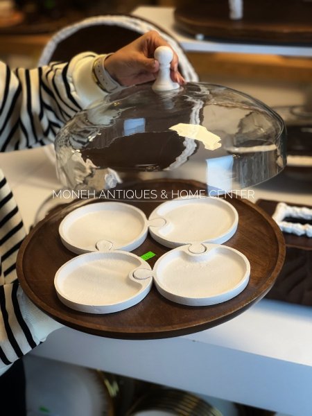 مضيفة مع صحون خشب تقيل